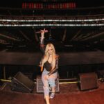 Avril Lavigne Instagram - We’ve been having a ball out here 🧡💀🖤 #bitemetour