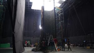 Awi Suryadi Instagram - Tiga sumur dibangun oleh tim art untuk kebutuhan semua shot di film @kisahtanahjawa_md @kisahtanahjawa Pocong Gundul.

Sumur pertama dengan kedalaman tiga meter di lokasi pohon beringin. Sumur kedua & ketiga dengan kedalaman sepuluh meter di studio. Sumur kedua full lingkaran sementara sumur ketiga 3/4 lingkaran dengan kaca aquarium untuk pergerakan kamera dan kebutuhan shot underwater.

Semua adegan manjat memanjat dengan sling dilakukan sendiri oleh pemain @devamahenra @delladartyan

Ikuti Petualangan Hao & Rida di bioskop sekarang!