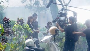 Awi Suryadi Instagram - Friendship goals: yuk nonton film @kisahtanahjawa_md @kisahtanahjawa Pocong Gundul sama besties di bioskop HARI INI!
