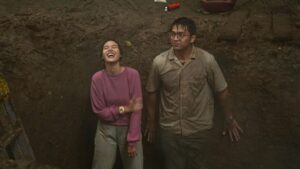 Awi Suryadi Instagram - Friendship goals: yuk nonton film @kisahtanahjawa_md @kisahtanahjawa Pocong Gundul sama besties di bioskop HARI INI!