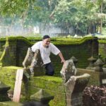 Awi Suryadi Instagram - Mumpung besok libur, daripada ke kuburan mendingan ke bioskop yuk nonton @kisahtanahjawa_md @kisahtanahjawa Pocong Gundul. SEDANG GEDOR-GEDOR PINTU BIOSKOP SEKARANG!