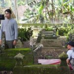 Awi Suryadi Instagram - Mumpung besok libur, daripada ke kuburan mendingan ke bioskop yuk nonton @kisahtanahjawa_md @kisahtanahjawa Pocong Gundul. SEDANG GEDOR-GEDOR PINTU BIOSKOP SEKARANG!