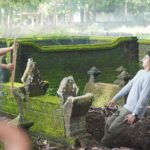 Awi Suryadi Instagram - Mumpung besok libur, daripada ke kuburan mendingan ke bioskop yuk nonton @kisahtanahjawa_md @kisahtanahjawa Pocong Gundul. SEDANG GEDOR-GEDOR PINTU BIOSKOP SEKARANG!
