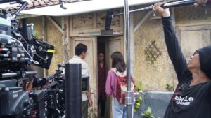 Awi Suryadi Instagram - 6 November 2022. Minggu Legi. Hari pertama syuting film @kisahtanahjawa @kisahtanahjawa_md Pocong Gundul di Yogyakarta.

Serentak gedor-gedor pintu bioskop setanah air mulai 21 September!