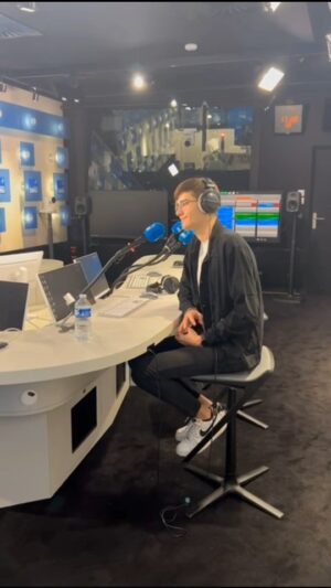 Axel Marbeuf Instagram - Je vous emmène avec moi faire mes premières interviews ✨Vous étiez nombreux à me demander comment ça se passe lorsqu'on quitte l'émission alors je vous emmène dans les backstages ! 
À plus les puces :)
#StarAcademy
