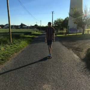Axel Marbeuf Instagram - Une chemise plutôt cool mais un skateur pas mal nul 🛹☀️