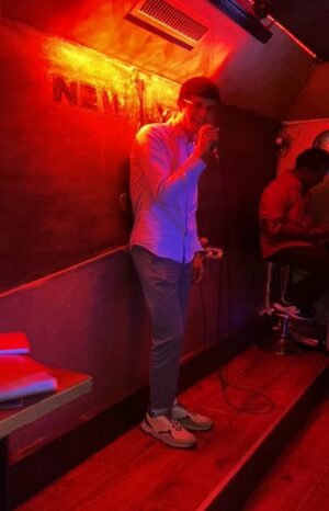 Axel Marbeuf Instagram - Voici la vidéo complète ! Ça fait tellement de bien de chanter pour kiffer le moment avec toute la salle qui suit !
Merci @lisa.gmrs ❤️ et @newyorkcafekaraoke.paris