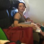 Ayça Bingöl Instagram - temmuz 2016 #tbt 🎈2 bebek ve uçak 😱 sonuç; elinde su bardağıyla uyku ;)))