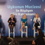 Ayça Bingöl Instagram - Minik kahramanların minicik ellerinden tutmanın mutluluğu🙏🏻#uykununmucizesi #isbirliği