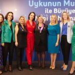 Ayça Bingöl Instagram - Minik kahramanların minicik ellerinden tutmanın mutluluğu🙏🏻#uykununmucizesi #isbirliği