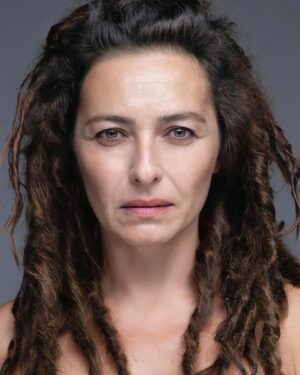 Ayça Bingöl Instagram - BEN ANADOLU
Yeniden Kadıköy seyircisiyle buluşmak için gün sayıyor.
12 Kasım’da @oyunatolyesi veya
22 Kasım’da @babasahne ‘de buluşalım mı canım seyirci? 😊
📸: @muhsinakgunofficial 
•
@mamarttiyatro
•
#benanadolu #mamarttiyatro #oyunatölyesi #babasahne