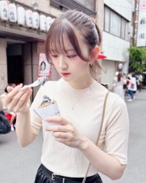 Aya Yamane Instagram - この前久々におさんぽしました。☺︎
黒ごまどらソフト、世界一うまかった。。
この日お祭りたくさんやってて賑やかだったなー！！屋台もアツかった！🥰✨
(この後早々に浅草を出てみんなで麻雀したのは言うまでもない)

#浅草 #梅園 #黒ごま #どらソフト #asakusa