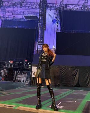 Aya Yamane Instagram - シーズの新しい衣装、
｢シャンドゥ・ヴォーギン」も着慣れてきました✨
素材も軽くてとっても踊りやすくて涼しくて、
さらに宝石の装飾も細かくついているのです💎
美琴の衣装はいつもかっこよくて好きなテイストなので
テンション高めであります。ハッピー🫶🏻❤︎
それにしても、ステージ裏もとてつもなく広かった...！！！！！！

#アイマス #アイドルマスター #合同ライブ #シャニマス #シャイニーカラーズ #緋田美琴 #東京ドーム