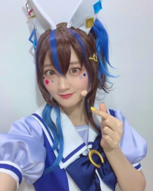 Aya Yamane Instagram - 舞台『ウマ娘プリティーダービー〜Sprinters’ Story～』
千秋楽を終え、無事にゴールインしました！！！！
会場に足を運んでくださったトレーナーさん、
配信を観てくださったトレーナーさん、
本当にありがとうございました。

カーテンコールギャン泣きで
舞台上が海みたいになっていたのは本当にすみません。。

ここからは私の気持ちを少しだけ。
稽古含めた2ヶ月間は、もう人生で一番しんどくて、
小学生の時よりも走っている！！！っていうくらいひたすら走って、
何度も心が折れて、本当に覚えきれるのかな、私に出来るのかな、
こんな自分がやりきれるのかなって思っていたのですが、
山根の周りにいてくれる大切な方々から
たくさんのあたたかいメッセージやエールを頂いたおかげで
なんとか走りきることが出来ました。
中止になってしまった公演もありましたが、
誰一人欠けることなく終えることが出来て、
本当に嬉しかったです。
そして初めての舞台がウマ娘でよかった。
人生の中で、最高の経験になりました。
キャストのみんな、スタッフさん、先生方、そして児玉さん、
支えてくださって本当にありがとうございました。
この出会いが、私にとって大きな宝物です。
またどこかで会えますように。✨

トレーナーさんや周りのみんなは
ややちゃんは、まんまヘリオスみたいだねって言ってくれるのですが、
多分本当は、全然違うんです。
底抜けに明るい彼女が、私を引っ張って元気にしてくれて、
私の性格を変えてくれたんです。
どんなに辛くても、楽しい気持ちが一番大切。
楽しいを忘れなければ、どんなことも乗り越えられるから、
だから目一杯楽しめ！！！！って、
ヘリオスが私に教えてくれました。

大好きな彼女がくれた、この大切な気持ちを抱えて
今日からまた、声優　山根綺の人生を走り出します。
(でも、また舞台やれたらいいな。朗読もやりたい。)
板の上のお芝居って、めちゃめちゃ奥が深くて面白いです。

長くなりましたが、
これからも、どうかどうか、
ウマ娘プリティーダービーとダイタクヘリオスを愛してください！！
たくさんの応援、本当に本当にありがとうございました！！

しゃあ！
これからもずっとずっと！！
テンアゲでいくべいくべー！！！⭐️

#ウマ娘 #ウマ娘プリティーダービー #ダイタクヘリオス #舞台 #声優 #舞台ウマ娘