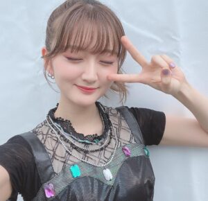 Aya Yamane Instagram - みんなに会いたかったな。
とは言っても実は私からは皆の姿が見えていたのですごく悔しい。
袖に待機もしていたのに、もうやるせなさがすごい。
けど！10月のシャニマスライブすごくすごく頑張るので、
次は私たちのホームに会いに来てください。
優しい言葉をくれるみんなが大好きだよ。
雨に当たってしまったプロデューサーさん、
暑い中ずっと待っていてくれたプロデューサーさん、
どうか身体に気をつけてね。
来てくれて本当にありがとうございました。
またね。
(衣装さんがクールビズにしてくださいました。☺︎感謝です。)

#idolmaster #shiny #colors #アイマス #シャニマス #緋田美琴