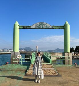 Aya Yamane Instagram - 北九州小倉2日目！ 飛行機までの限られた時間で巌流島に行ってきました！ 宮本武蔵と佐々木小次郎が決闘した場所✨ マネージャーさんが電車とフェリーとバスの時間を、全部分刻みで調べてくださってなんとか行くことが出来ました...感謝...😭😭 関門海峡も見られて、山口県にも上陸出来るなんて。。☺️ 本当にありがとうございます！！🙏🏻 『鬼武者』を思い出しながら歩きました。 アニメ8話の最後に武蔵が船で向かうところ、島に船のモニュメントがしっかり置いてあって、この場所かあ〜！！って感動した。。 この島だけ時間がゆっくり流れていて、 不思議な空気に包まれていました。最高だった！！ 『鬼武者』まだ見ていない皆様、是非Netflixでご覧くださいね✨ #福岡 #北九州 #小倉 #巌流島 #関門海峡 #KPF2023 #宮本武蔵 #佐々木小次郎 #船旅 #鬼武者 #netflix