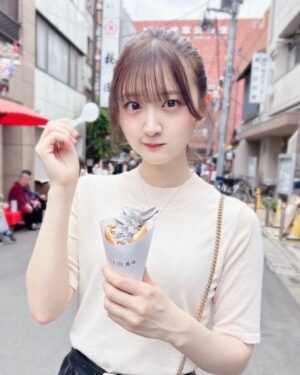 Aya Yamane Instagram - この前久々におさんぽしました。☺︎
黒ごまどらソフト、世界一うまかった。。
この日お祭りたくさんやってて賑やかだったなー！！屋台もアツかった！🥰✨
(この後早々に浅草を出てみんなで麻雀したのは言うまでもない)

#浅草 #梅園 #黒ごま #どらソフト #asakusa