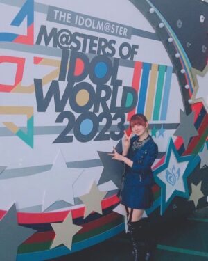 Aya Yamane Instagram - シーズの新しい衣装、
｢シャンドゥ・ヴォーギン」も着慣れてきました✨
素材も軽くてとっても踊りやすくて涼しくて、
さらに宝石の装飾も細かくついているのです💎
美琴の衣装はいつもかっこよくて好きなテイストなので
テンション高めであります。ハッピー🫶🏻❤︎
それにしても、ステージ裏もとてつもなく広かった...！！！！！！

#アイマス #アイドルマスター #合同ライブ #シャニマス #シャイニーカラーズ #緋田美琴 #東京ドーム
