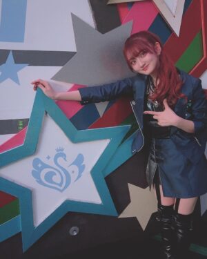Aya Yamane Instagram - シーズの新しい衣装、
｢シャンドゥ・ヴォーギン」も着慣れてきました✨
素材も軽くてとっても踊りやすくて涼しくて、
さらに宝石の装飾も細かくついているのです💎
美琴の衣装はいつもかっこよくて好きなテイストなので
テンション高めであります。ハッピー🫶🏻❤︎
それにしても、ステージ裏もとてつもなく広かった...！！！！！！

#アイマス #アイドルマスター #合同ライブ #シャニマス #シャイニーカラーズ #緋田美琴 #東京ドーム