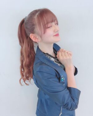 Aya Yamane Instagram - シーズの新しい衣装、
｢シャンドゥ・ヴォーギン」も着慣れてきました✨
素材も軽くてとっても踊りやすくて涼しくて、
さらに宝石の装飾も細かくついているのです💎
美琴の衣装はいつもかっこよくて好きなテイストなので
テンション高めであります。ハッピー🫶🏻❤︎
それにしても、ステージ裏もとてつもなく広かった...！！！！！！

#アイマス #アイドルマスター #合同ライブ #シャニマス #シャイニーカラーズ #緋田美琴 #東京ドーム