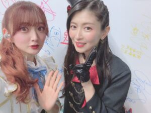 Aya Yamane Instagram - こちらは17周年衣装と、
一緒に撮ってくださった他マスのみなさま🥰
本当に優しいあたたかい先輩方で、
出会えて幸せであります。。
ありがとうございました！！

#idolmaster #アイマス #合同ライブ #アイドルマスター #シャニマス #シャイニーカラーズ #緋田美琴 #東京ドーム