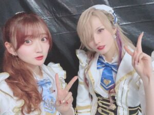 Aya Yamane Instagram - こちらは17周年衣装と、
一緒に撮ってくださった他マスのみなさま🥰
本当に優しいあたたかい先輩方で、
出会えて幸せであります。。
ありがとうございました！！

#idolmaster #アイマス #合同ライブ #アイドルマスター #シャニマス #シャイニーカラーズ #緋田美琴 #東京ドーム