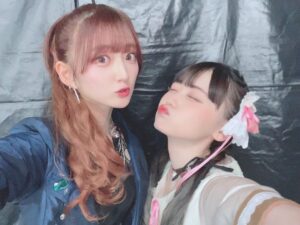 Aya Yamane Instagram - こちらは17周年衣装と、
一緒に撮ってくださった他マスのみなさま🥰
本当に優しいあたたかい先輩方で、
出会えて幸せであります。。
ありがとうございました！！

#idolmaster #アイマス #合同ライブ #アイドルマスター #シャニマス #シャイニーカラーズ #緋田美琴 #東京ドーム
