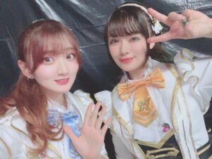 Aya Yamane Instagram - こちらは17周年衣装と、
一緒に撮ってくださった他マスのみなさま🥰
本当に優しいあたたかい先輩方で、
出会えて幸せであります。。
ありがとうございました！！

#idolmaster #アイマス #合同ライブ #アイドルマスター #シャニマス #シャイニーカラーズ #緋田美琴 #東京ドーム