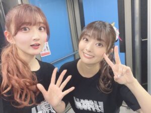 Aya Yamane Instagram - こちらは17周年衣装と、
一緒に撮ってくださった他マスのみなさま🥰
本当に優しいあたたかい先輩方で、
出会えて幸せであります。。
ありがとうございました！！

#idolmaster #アイマス #合同ライブ #アイドルマスター #シャニマス #シャイニーカラーズ #緋田美琴 #東京ドーム
