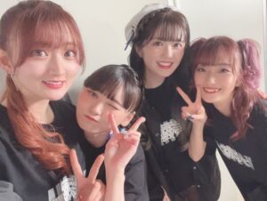 Aya Yamane Instagram - こちらは17周年衣装と、
一緒に撮ってくださった他マスのみなさま🥰
本当に優しいあたたかい先輩方で、
出会えて幸せであります。。
ありがとうございました！！

#idolmaster #アイマス #合同ライブ #アイドルマスター #シャニマス #シャイニーカラーズ #緋田美琴 #東京ドーム