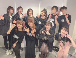 Aya Yamane Instagram - こちらは17周年衣装と、
一緒に撮ってくださった他マスのみなさま🥰
本当に優しいあたたかい先輩方で、
出会えて幸せであります。。
ありがとうございました！！

#idolmaster #アイマス #合同ライブ #アイドルマスター #シャニマス #シャイニーカラーズ #緋田美琴 #東京ドーム