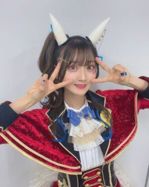 Aya Yamane Instagram - ウマ娘プリティーダービー 5thEVENT ARENA TOUR GO BEYOND-YELL- 無事に完走しました！⭐️
まさかライブの本番中にお誕生日をお祝いしていただけると思っていなくて、思わず泣いてしまいました。。
特大の感謝を皆様に伝えたいです😭✨ありがとうございます！！

ヘリオスに出会って、初舞台を経験して、ぱかアゲMIXのコーナーも任せてもらって、楽しくておかしいことを真面目にふざけながらいっぱいやってきたなぁと、これまでの数年間を振り返っていました。　
ここに山根が感じた「ありがとう」をちゃんと残そうと思います。

こーれは流石にダメって言われるかな〜？？とダメ元で提案したことを、いつも快く「良いですよ！」って言ってくれるCygamesさん。皆さんのおかげで、毎回ヘリオスの新しい一面をお見せすることができてすごく嬉しいです。ありがとうございます！！

それと同時に、彼女と一緒に立つステージが、
いつの間にか自分にとってかけがえのない居場所になっていました。
太陽みたいに明るいヘリオスは、たぶん私とは全然違うけど、
「何事も楽しんだもん勝ちっしょ！」にいつも励まされていました。
ありがとうヘリオス！！

そしてたくさんのキラキラした思い出をくれたトレーナーの皆さん、支えてくれる皆さん、一緒に楽しい時間を過ごしてくれてありがとうございます！！みんなからもらったエールで、これから先何年も生きていけるぞ〜！！

ウマ娘はどんどん進化していって、新しい扉が開こうとしています。
新しい仲間もたくさん増えて、新しい物語がどんどん紡がれていきます。
この先の人生であと何回ヘリオスとステージに立てるか分からないけど、みんなの心の片隅に、少しでも底無しに明るい彼女がいてくれたらとても嬉しいです☺️
10周年に向けて盛り上がっていくウマ娘を、これからもよろしくお願いします！
最後にわたしは今日、世界で一番幸せな人間になりました。
一面の赤いろうそく。一生忘れないよ🫶🏻
大好きなキャストの皆様、Cygamesの皆様、そしてライブを観てくださった全ての皆様、本当にありがとうございました！🌸
数年後振り返った時に、自分に誇れるような、充実した1年にします！🙏🏻
これからもよろしくお願いします！🥰
#ウマ娘 #5th #event #arena #tour #gobeyond #yell #ダイタクヘリオス #cygames