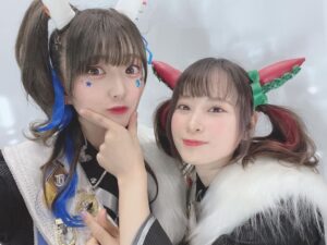 Aya Yamane Instagram - 『ウマ娘プリティーダービー5thEVENT ARENA TOUR GO BEYOND-GAZE-』DAY2
ありがとうございました！⭐️

めっかわギャルズたち🤟🏻❤︎
一緒にGSK⭐︎を披露できてとっても嬉しかったです！
間奏のパラパラはみんな真顔でやりました。いぇい。✌🏻

チーム青二！
このライブ期間中山根をたくさん励ましてくださった、
すごくすごく優しい先輩方です。
裏で不甲斐ないところをたくさん見せてしまったのですが
「大丈夫？」「頑張ろう！」ってずっと声をかけてくださって
本当に感謝でした。。かっこいい先輩に、私もなる。
ありがとうございました...！！

今回なかなか写真を撮るタイミングが無かったのですが、
時間がない中一緒に撮ってくれた皆様、
ありがとうございました🥰
大好きなみんなとまた一緒に出られるように、
もっと頑張ります！！
ウマ娘のみんなは本当にかっこよくて優しくて頑張り屋さんです。
素敵なキャストの皆とこうやって一緒にいられて、
私はすごく幸せ者だって思った1日でした。

そしてダンサーさんも和太鼓チームの彩さんも、
素敵なパフォーマンスをありがとうございました！！💐🌟

そして足を運んでくださったトレぴの皆、
本当に本当にありがとう〜！！！
みんなのキラキラしたまなざし、ずっと忘れません🥰✨
またね〜！！！

#ウマ娘 #ウマ娘プリティーダービー #5th #live #名古屋 #gaze #ダイタクヘリオス
