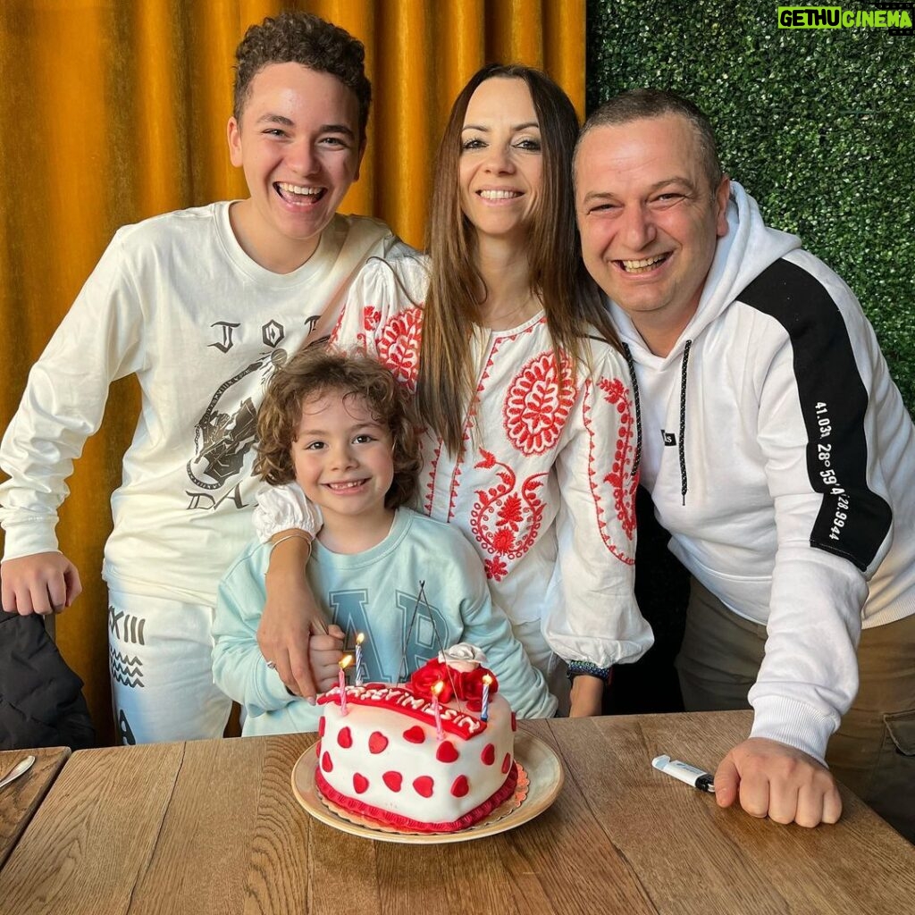 Aybars Kartal Özson Instagram - Dünya Güzeli Annem Nice Mutlu Senelere❤ 🎂 ve Dünya Tiyatrolar Günü Hepimizin Kutlu ve Mutlu Olsun 🎂❤