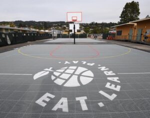 Ayesha Curry Instagram - And that’s a wrap on @eatlearnplay schoolyard builds for 2023! We finished our sixth and final build of the year this week with the awesome community at Laurel Elementary in #Oakland. Thanks to our incredible partners @kaboom and @ousdnews, the continued generous support of the Bhusri family, and our entire community of volunteers and supporters, the @laurellions now have a new kid-designed play structure, 2 multi-sport courts, nature exploration area, 22 newly planted trees, and beautiful murals. These six new schoolyards mean that nearly 3,000 students will have high-quality, safe, joyful places to play and be active, and this is just the beginning! Over the next three years, Eat. Learn. Play. will complete 25 schoolyards at Oakland elementary schools as part of our commitment to bring additional resources and support to Oakland students. We got you, Oakland!