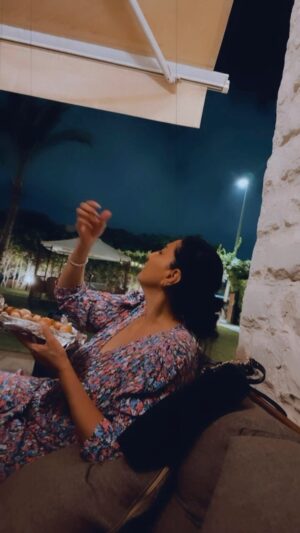 Ayten Amer Instagram - ناس منى و دمى محدش فيهم شال همى فعلا 😂😂😂 
شكرا يا وفاء خليكى فى الزلابية و سيبيلى الجرابيع 😂😂
@wafaa3amerofficial  معلشونى يا جماعة 😂😂😂