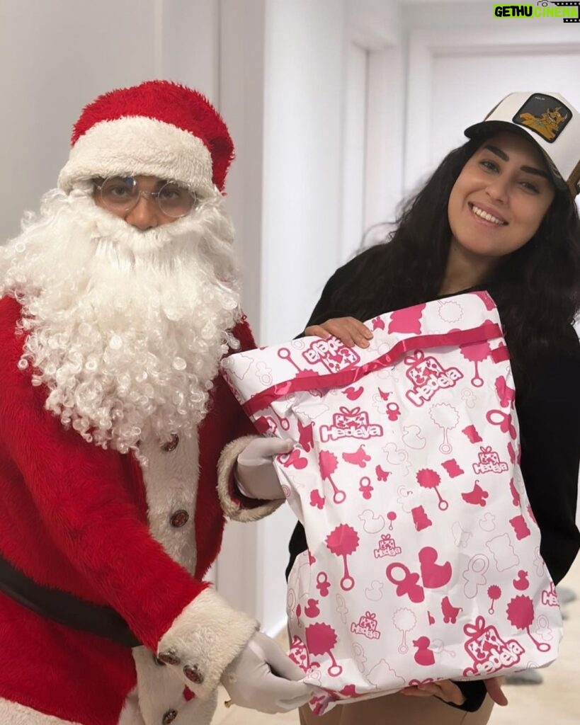 Ayten Amer Instagram - Thank you @hedeyastores for Santa’s visit You can book your visit @hedeyastores ♥️