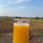 Ayushmann Khurrana Instagram - Sadak pe. Kheton ke paas. Chandigarh ke paas. Ghar se kuch 30 km duur. I know raw fruit khaana better hai, par sadak waala juice thoda thanda, thoda kaala namak, aur bhaiya bartan dho ke banana, ka mazaa next level hai imho. >>