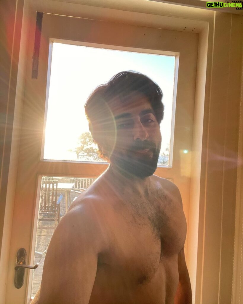 Ayushmann Khurrana Instagram - Main roya tera naam sunke by my sibling @aparshakti_khurana is sick! So is the weather up north. But Mumbai mein toh December mein bhi garmi hai. Can’t wear warm clothes in this tropical climate but wear your core. You are unique. You are a unicorn. 🦄