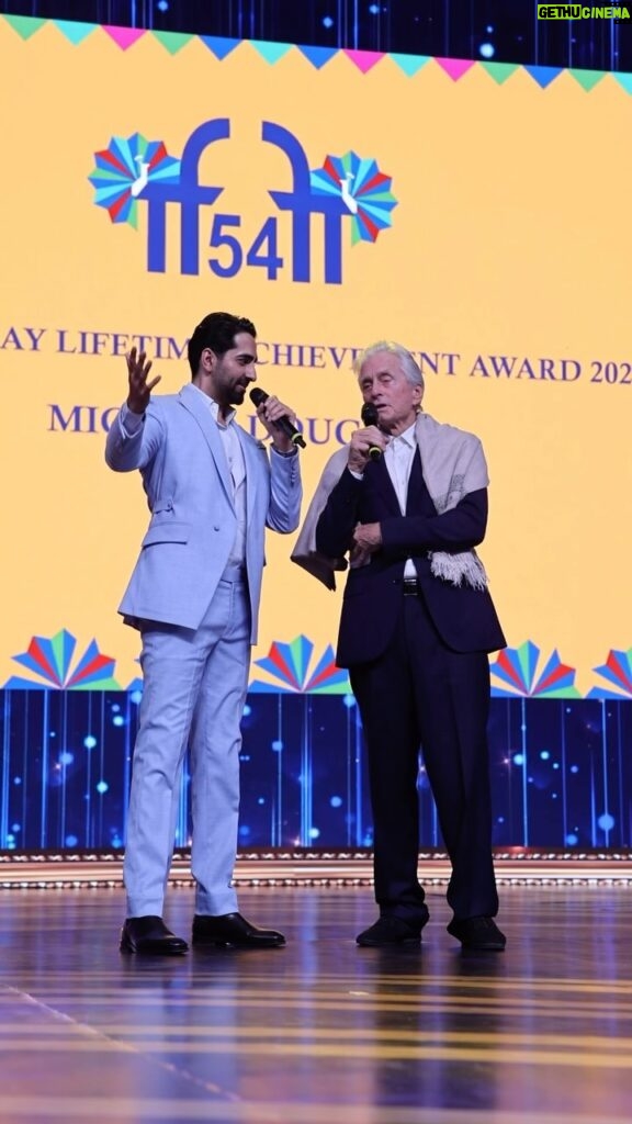 Ayushmann Khurrana Instagram - India bhi aapse bahut pyaar karta hai @michaelkirkdouglas ❤️ A surreal moment with the legend. 🥹🙏🏽 #IFFI54