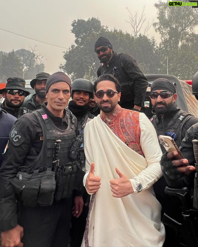 Ayushmann Khurrana Instagram - Honoured to witness the Republic Day Parade on the occasion of India’s 75th Republic Day. Took me back to my childhood days when I used to religiously watch this on Doordarshan every year with my entire family! Feeling incredibly nostalgic. Jai Hind! 🇮🇳🫡