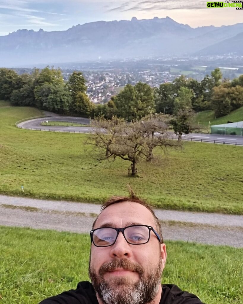 Azer Aydemir Instagram - Vaduz. Liechtenstein 🇱🇮 #cityofdreams #kingdom #october #lichtenstein tenst Vaduz - Principauté de Liechtenstein