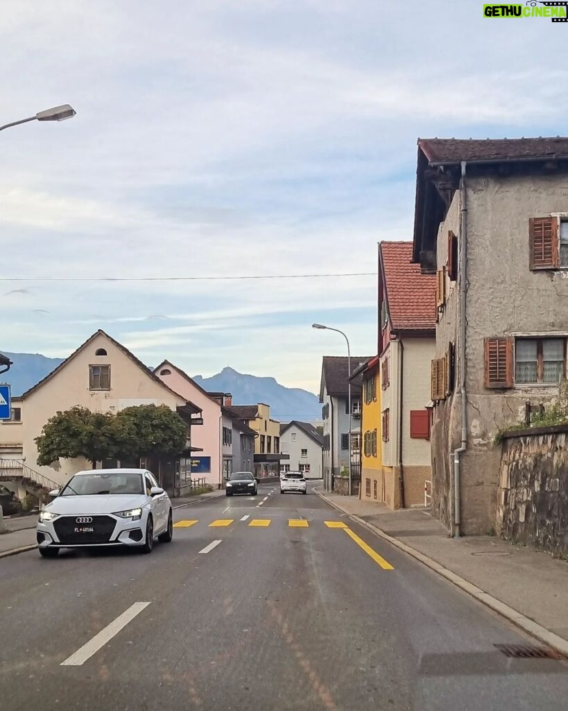 Azer Aydemir Instagram - Vaduz. Liechtenstein 🇱🇮 #cityofdreams #kingdom #october #lichtenstein tenst Vaduz - Principauté de Liechtenstein