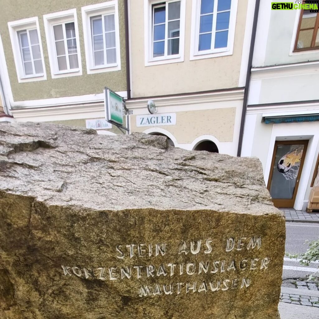 Azer Aydemir Instagram - Bu xəstəxanada XX ci əsrin cəlladı Adolf Hitler doğulmuşdur. Avstriya höküməti və xalqı bu doğuluşa görə, bu daşın üzərindəki yazı ilə...bütün dünyadan üzr istəyir. #vizit Braunau, Oberosterreich, Austria