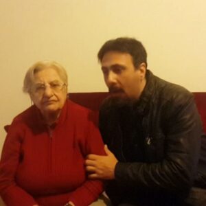 Aziz Kedi Instagram - teyzem (88) dedi ki, oğul ben bu 2016'ya çok ağır küfürler saydırmak istiyorum ama yaşım malum (88), türkçe küfredemem, ayıp. sen bana ingilizce'nin en pespaye, en aşağılık küfrünü öğretsen, buradan gençlerin duygularına tercüman olsam... dedim teyzem (88) ne demek, lafı mı olur?! ve neticede hepimizin hissiyatını özetledigi, tüm olumsuzluklara bat yu, bap yu, vat yo veya bak yu dediği bu video ile yeni yılınızı kutlama fırsatı buldu. merhaba 2017!
