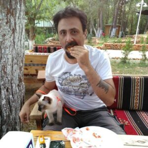 Aziz Kedi Instagram - küçük giorgio'yu gezmeye çıkarmıştık. giorgio dünyanın enginliğini keşfederken ben hödük gibi yiyordum.