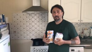 Aziz Kedi Instagram - aziz’in mutfağında bugün @mertcakmak’ın istediği un helvasını tarif ediyorum.