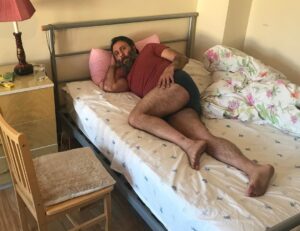 Aziz Kedi Instagram - sayın @mertcakmak’la lockdown’a yakalandığımız sevgi dolu yuvamızda payıma düşen yatak sizce de tam bir ÖLÜM DÖŞŞEĞİ değil mi?
not: totthenham bebesiyiz la!