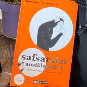 Aziz Kedi Instagram - elimde gördüğünüz kitabın ortaya çıkışında gizli ve duygusal bir hissem olduğuna inanıyorum. yazarı sayın @imtolstoyevski’ye safsatalar ansiklopedisi'ni yazması için iki yıla yakın yalvardım. “ya olm ths...”tan başlayıp “tamam lan tamam!”a varan çok uzun bir sürecin sonunda da imzalı kopyam elime ulaştı. bu kitabı yalnız okumamalı, miras listenizde ev ve arabadan sonra üçüncü sıraya koyup çocuklarınıza intikal ettirmelisiniz. bunu yıllar sürecek bir üretimin ilk meyvesi kabul ediyor, yine böyle müthiş bir rehber olacak ikinci kitabını yazmaya başlaması için bu kez de huzurlarınızda istirham ediyorum.
#safsatalaransiklopedisi #immanueltolstoyevski #fularsızentellik