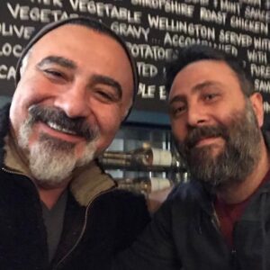 Aziz Kedi Instagram - cengiz abi’yle londra’da bir akşam yemeği. peki film nasıl oldu dedim, olm çok iyi oldu, çok, çok dedi. 
filmimiz ‘cinayet süsü’ ekim 25’te vizyona girecek ve ben cengiz abi’yi komiser salih rolünde izlemek için artık günleri sayıyorum. sağol abi, hemen geri gel ayrıca 🚀
@cinayetsusufilm @atayaliko @feyyazyigit  @mcengizbozkurt